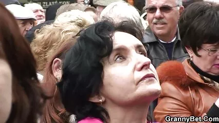 صبح اس کے سکسسی ایرانی پاس آیا۔